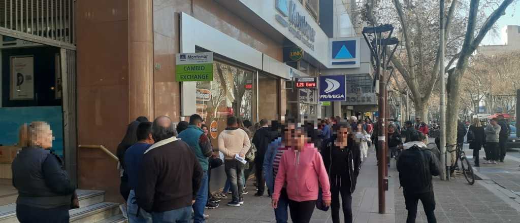 Mendocinos hacen cola para ganar $24 mil en el Centro con el rulo del d&oacute;lar 