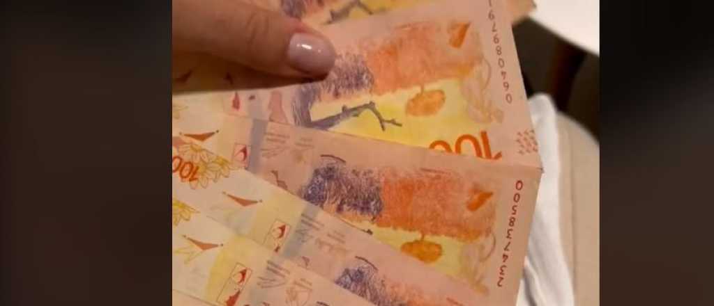 Turista mostró los pesos que obtuvo cambiando dólares: "Soy una reina"