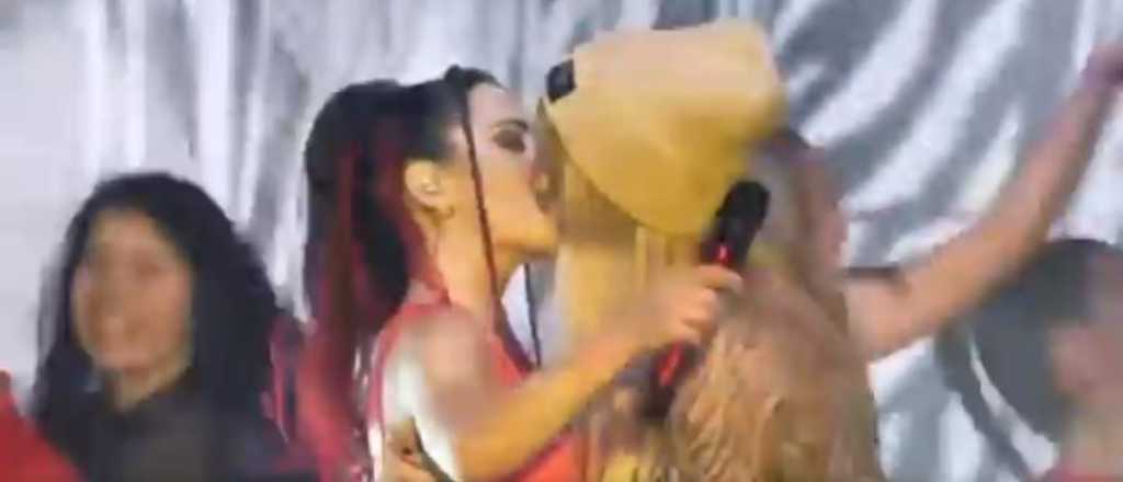 Video: Lali Esp&oacute;sito a los besos con Nati Jota y Flor Jazm&iacute;n Pe&ntilde;a