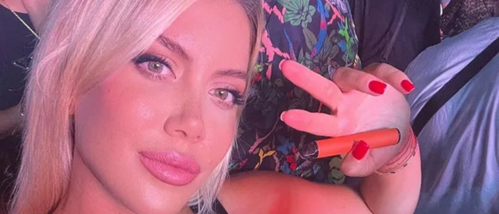 Video: un amigo besó a Wanda Nara en los pechos