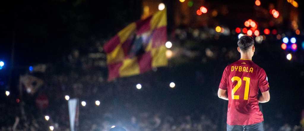 Videos: multitudinaria presentación de Dybala en Roma