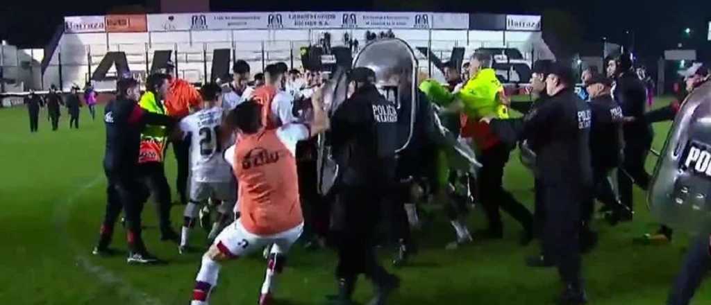 Los jugadores de Barracas y Patronato terminaron enfrentados con la polic&iacute;a