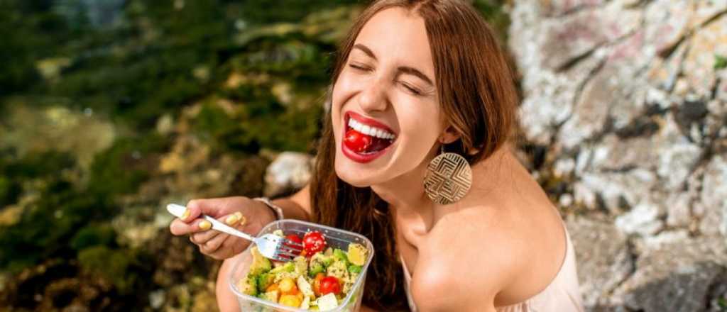 Las 5 prácticas que demuestran que comer bien ayuda a ser feliz