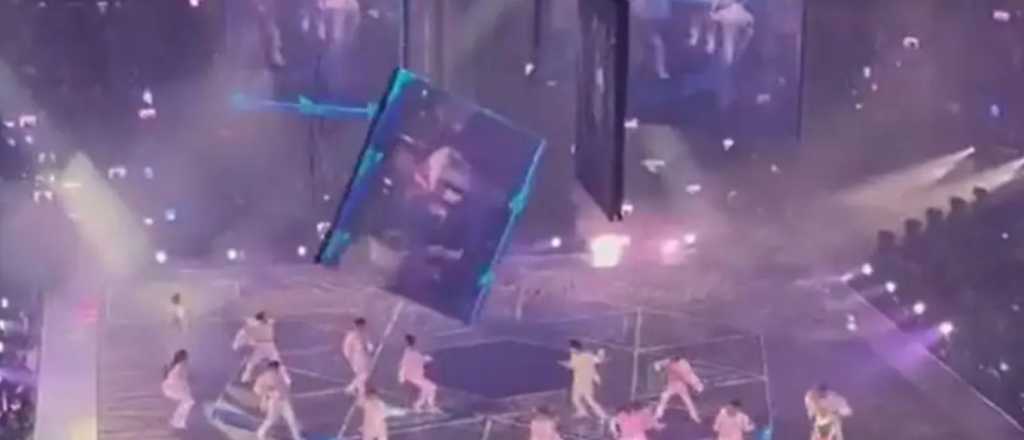 Video: una pantalla gigante cae en pleno show y aplasta a un bailarín