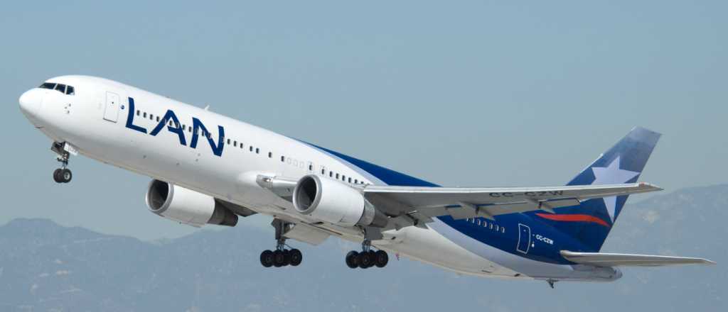 Mendoza, en medio de la guerra entre empresas aéreas y de micros