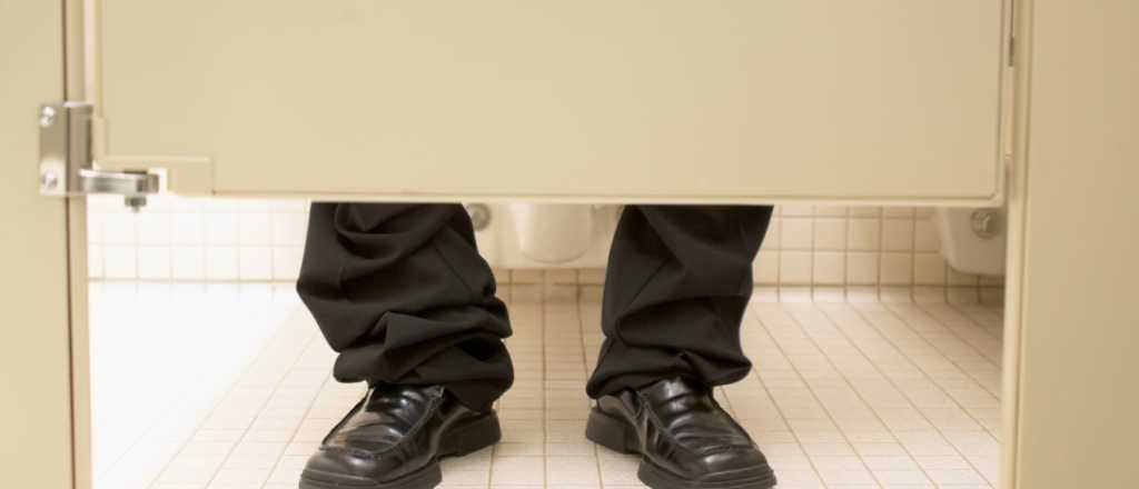 ¿Por qué el hombre debería orinar sentado?