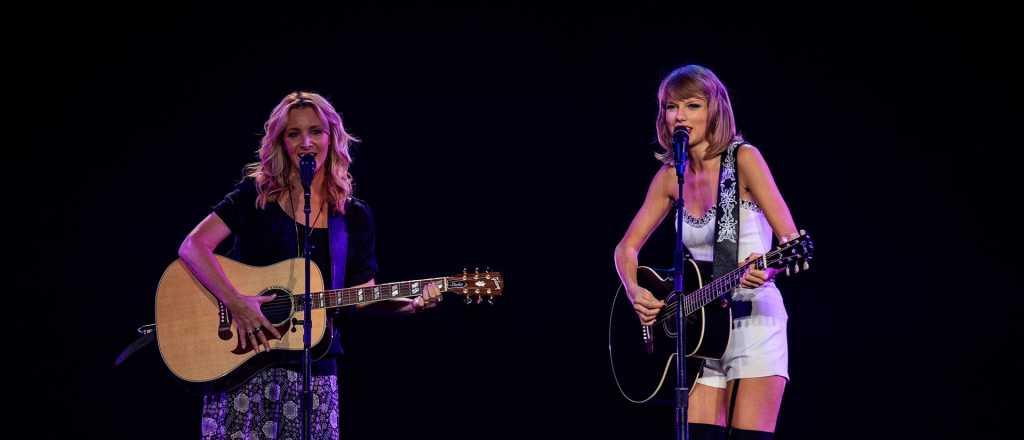 Taylor Swift cantó 'Smelly Cat' con Phoebe (de Friends) en vivo