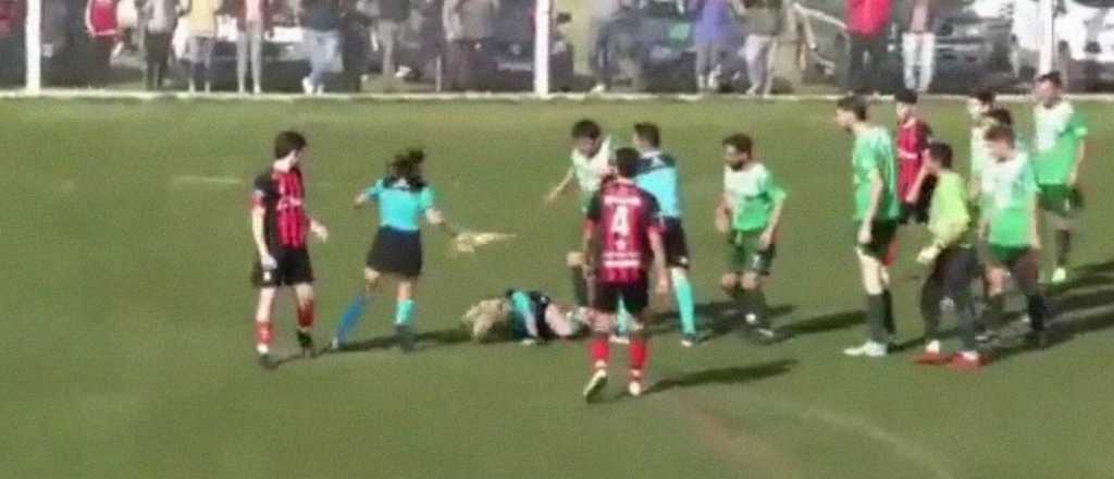 Video: brutal agresión de un jugador a una árbitra en el ascenso
