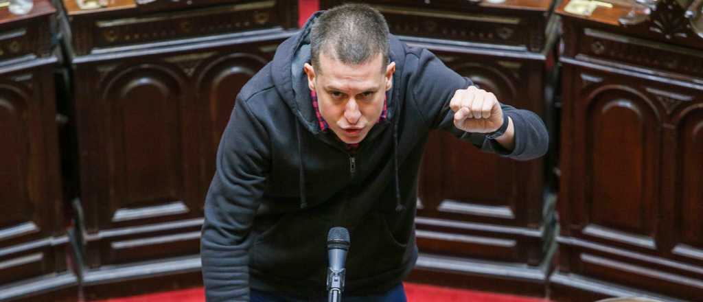 De buzo y zapatillas, jur&oacute; el piquetero que ocupar&aacute; la banca de Massa