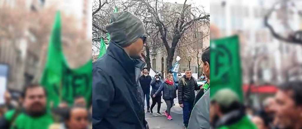 Video: chofer de micro se enfrentó a los militantes de ATE