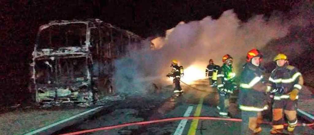 Un micro que viajaba desde Mendoza a Buenos Aires se incendió en la Ruta 7