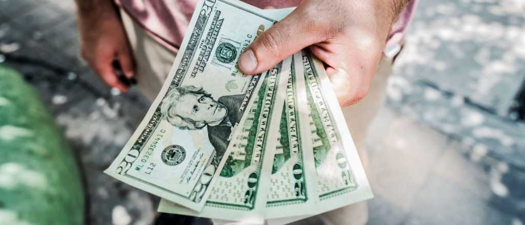 Tras el triunfo del Gobierno, el dólar bajó $55 este lunes