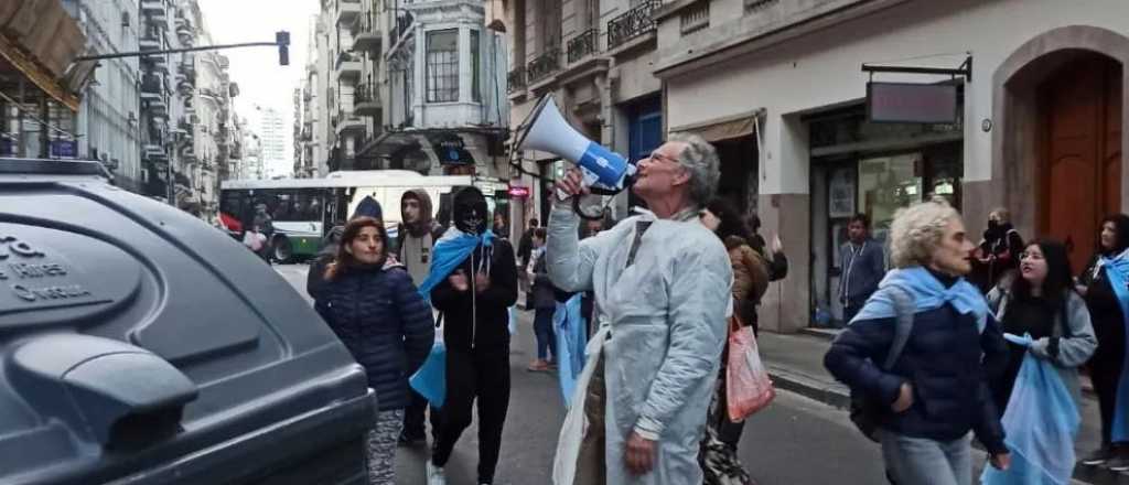 Piden la detención de un hombre que insultó y amenazó de muerte a CFK