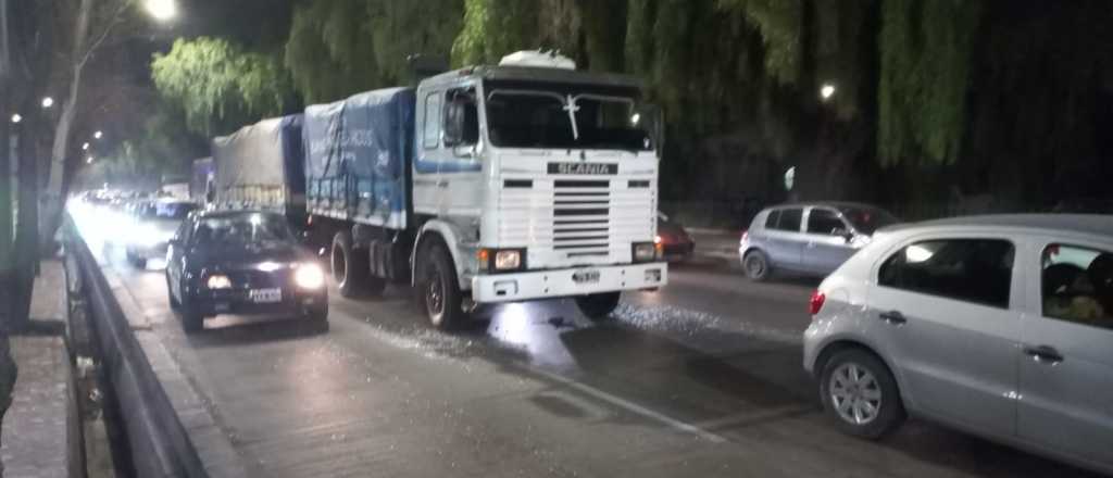 Caos vehicular en Costanera por un camión varado