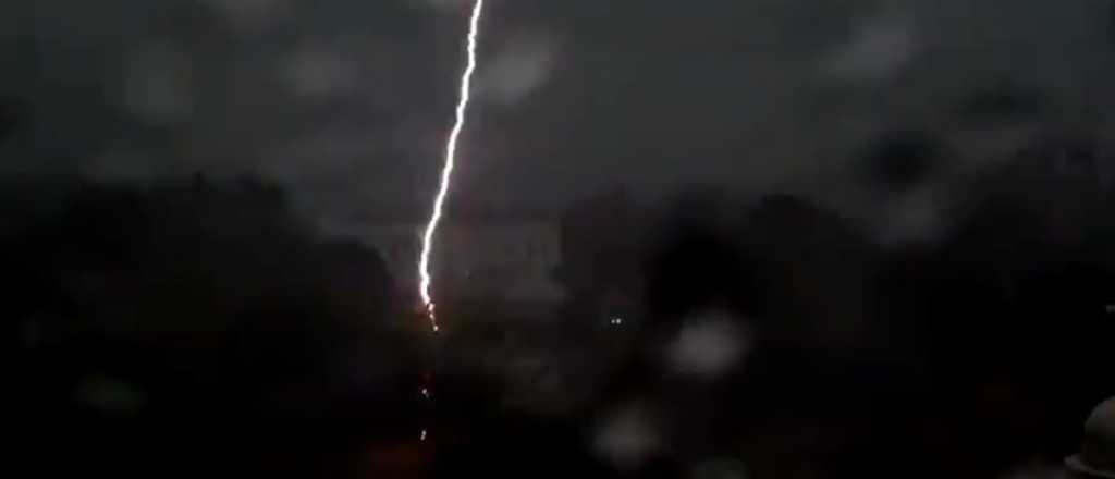 Video: as&iacute; cay&oacute; el rayo que mat&oacute; a dos personas a metros de la Casa Blanca  