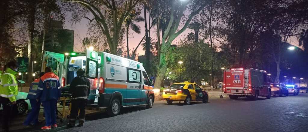 Una mujer qued&oacute; atrapada, luego de chocar contra un taxi en Ciudad