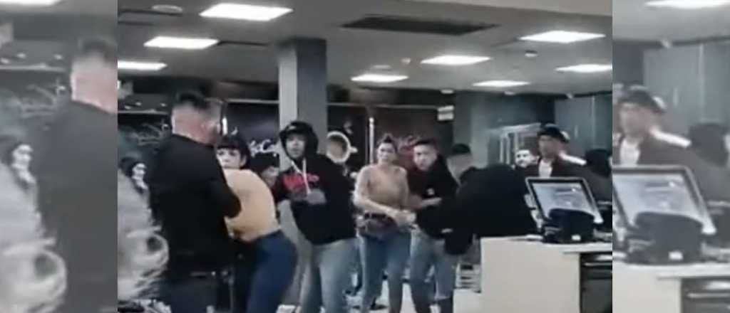 Video: pelea entre jóvenes un local de comida rápida