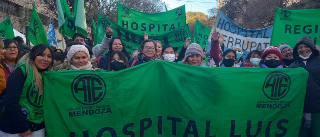 Marchan gremios por el centro mendocino y el tr&aacute;nsito es un caos