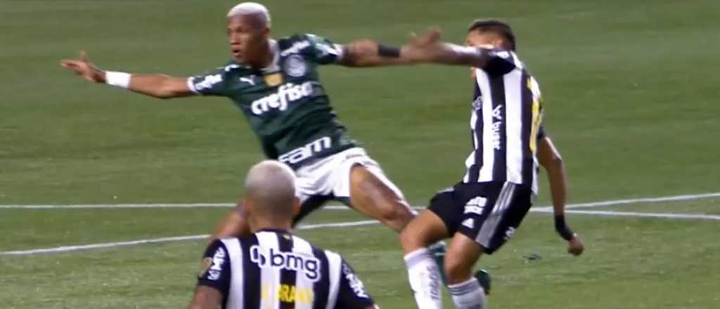 Video: escalofriante patada de Danilo a Zaracho en Copa Libertadores