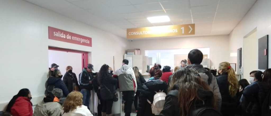 Largas colas y enojo en el Hospital Central por el paro de los administrativos