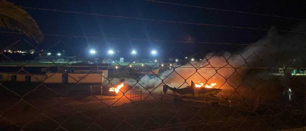 Video: la barra de Aldosivi incendi&oacute; autos del plantel tras la derrota con el Tomba