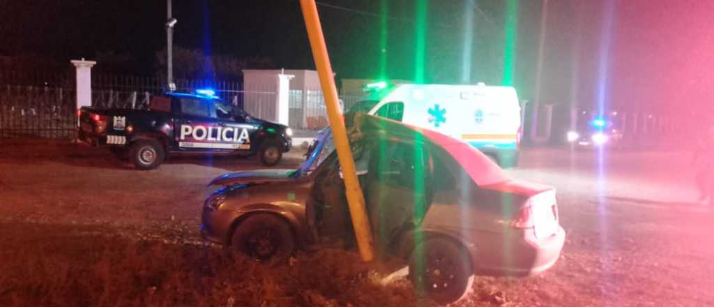 Gravísimo accidente en Acceso Sur: un auto se estrelló contra un poste