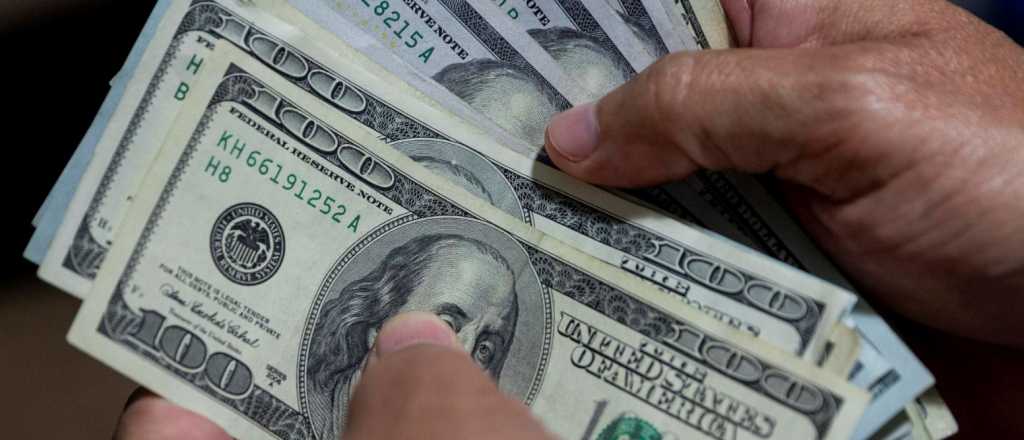 El blue en estampida subió 10 pesos y superó los $300