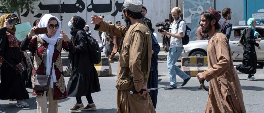 Talibanes dispersaron con disparos y golpes una marcha de mujeres