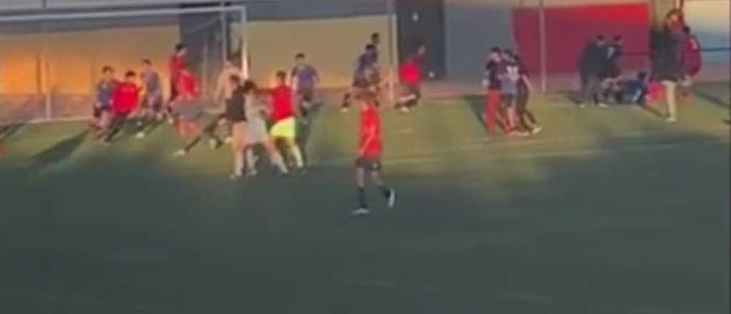 Pelea entre padres y jugadores dej&oacute; internado a un chico de Murialdo