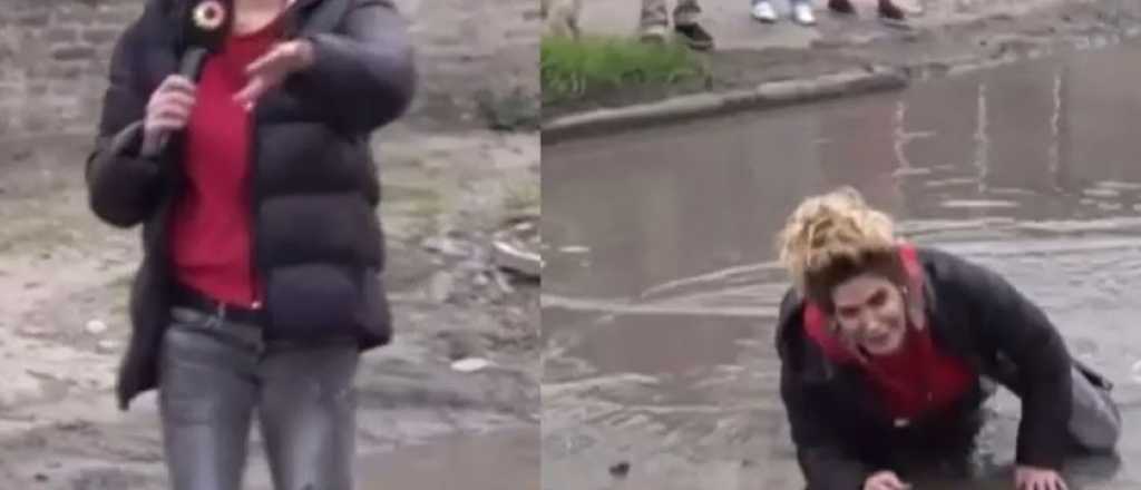 Video: una cronista se cayó a un pozo mientras mostraba calles inundadas