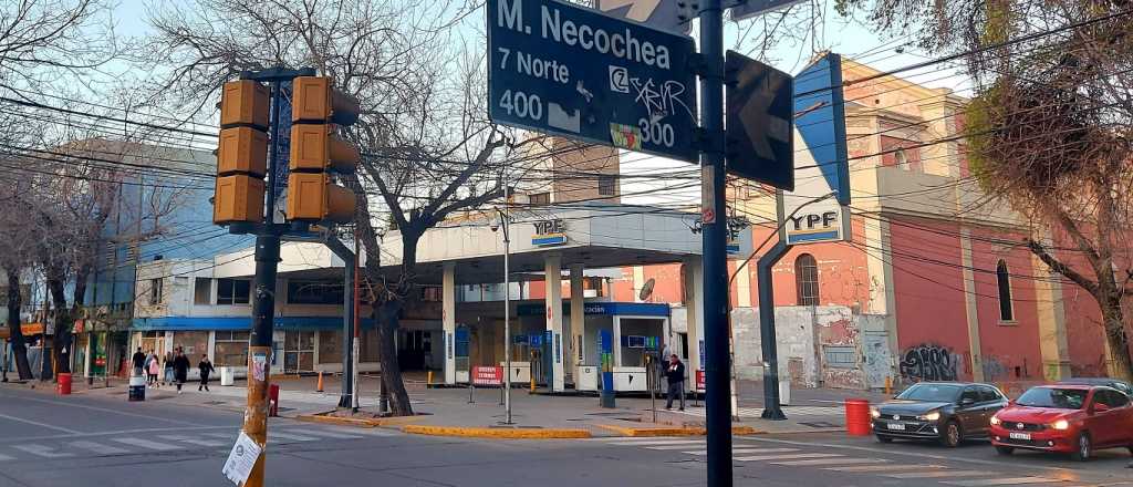 La YPF histórica del Centro de Mendoza está cerrada