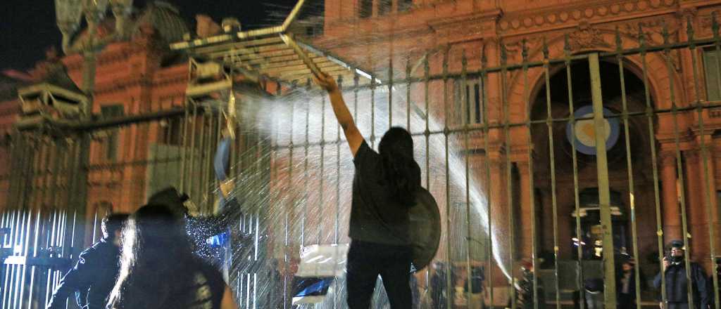 Manifestantes arrojaron antorchas y piedras en la puerta de Casa Rosada