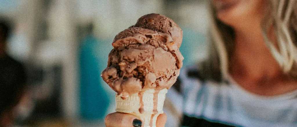 El helado de chocolate aporta más nutrientes que una barra de granola