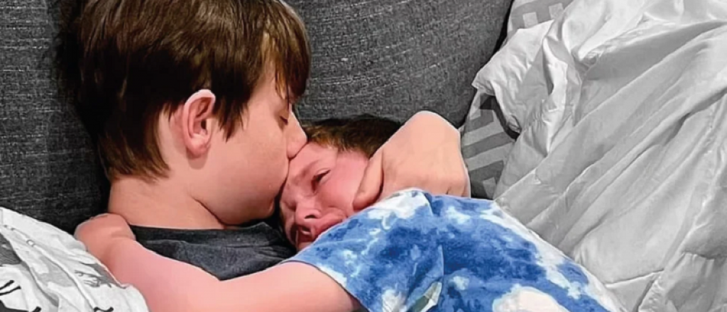 Consuela a su hermanito al decirle que tiene cáncer terminal