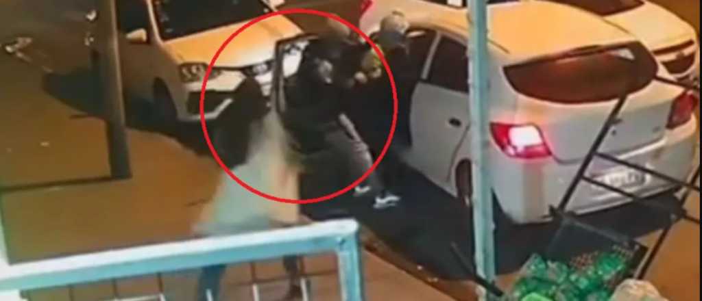 Se defendi&oacute; a escobazos de los delincuentes para que no se lleven a su hija