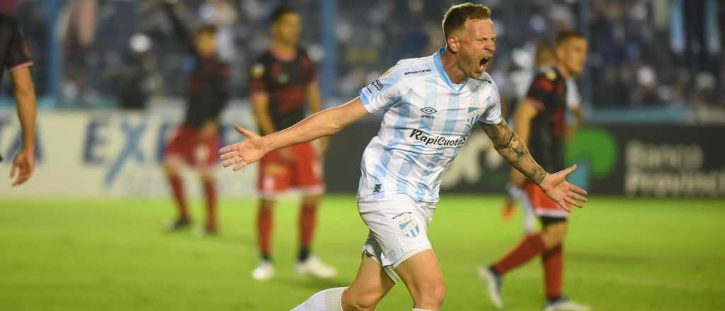 Atlético Tucumán goleó y sigue como líder del torneo