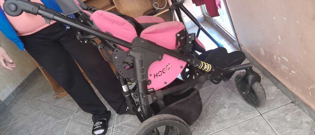 Piden ayuda para encontrar la rueda de la silla de una niña con discapacidad