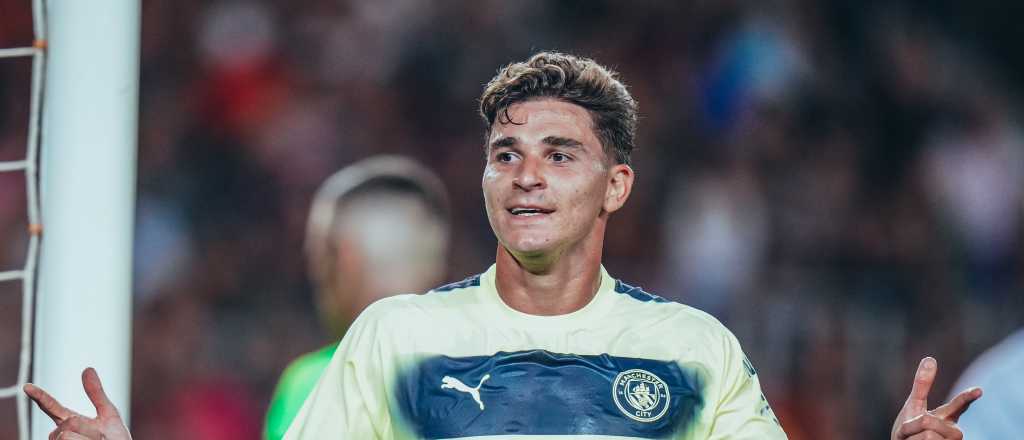 Video: el ins&oacute;lito blooper que termin&oacute; con gol de Juli&aacute;n &Aacute;lvarez al Barcelona