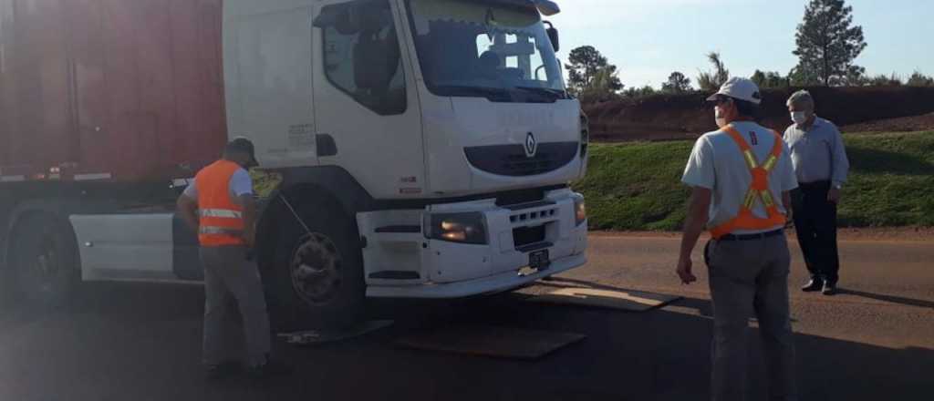 Misiones incautan 5200 botellas de vino de alta gama en operativo de DGI y Aduana