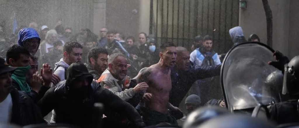 Cristina: militantes tiraron el vallado y se enfrentaron a la policía de CABA