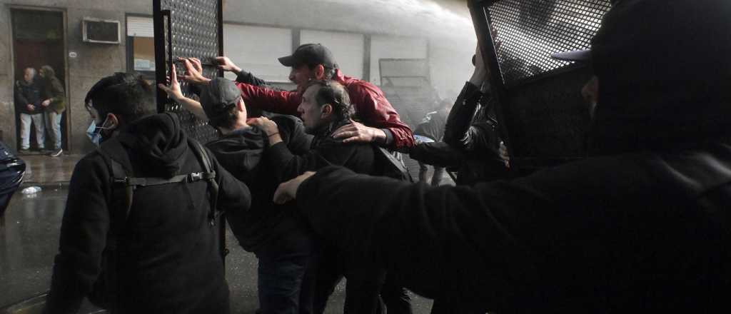 Alberto repudi&oacute; a la polic&iacute;a por su accionar contra los "soldados de Cristina"