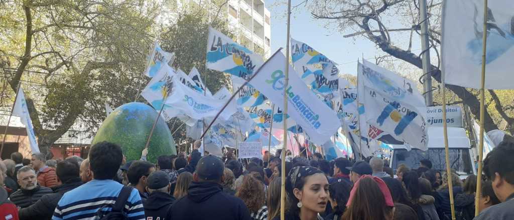 Al grito de "Vamos Cristina no te podemos perder", marcharon en Mendoza