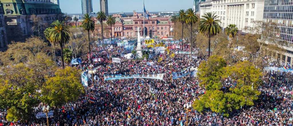 Multitudinaria convocatoria en Plaza de Mayo bancando a CFK