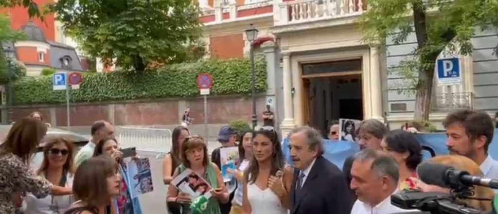 Ricardo Alfonsín estuvo junto a manifestantes argentinos en Europa