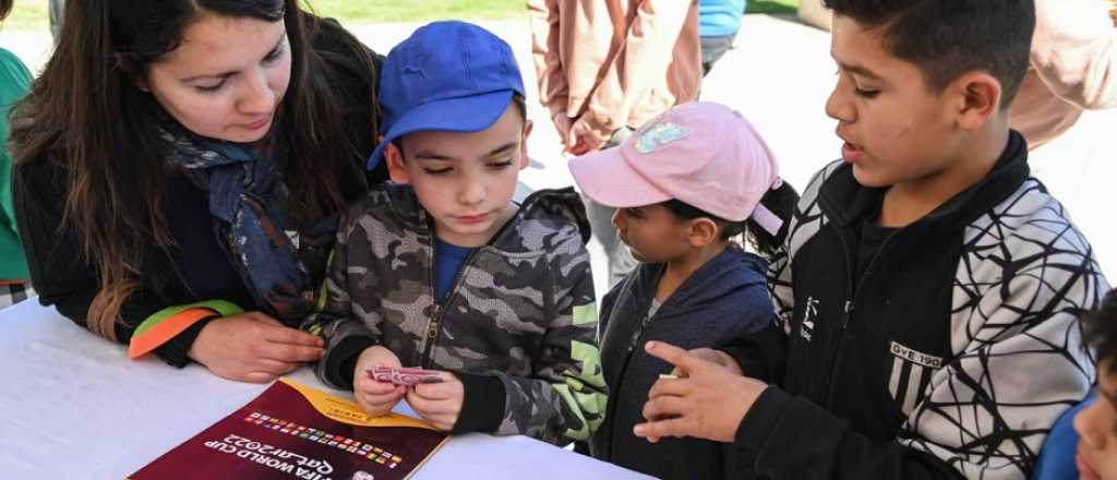 Un profe de Qu&iacute;mica arm&oacute; un examen con las figuritas del Mundial y fue furor