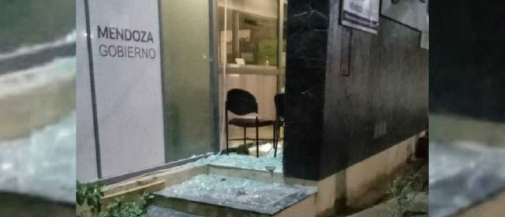 Atacaron a piedrazos la sede de la DGE en Tunuyán
