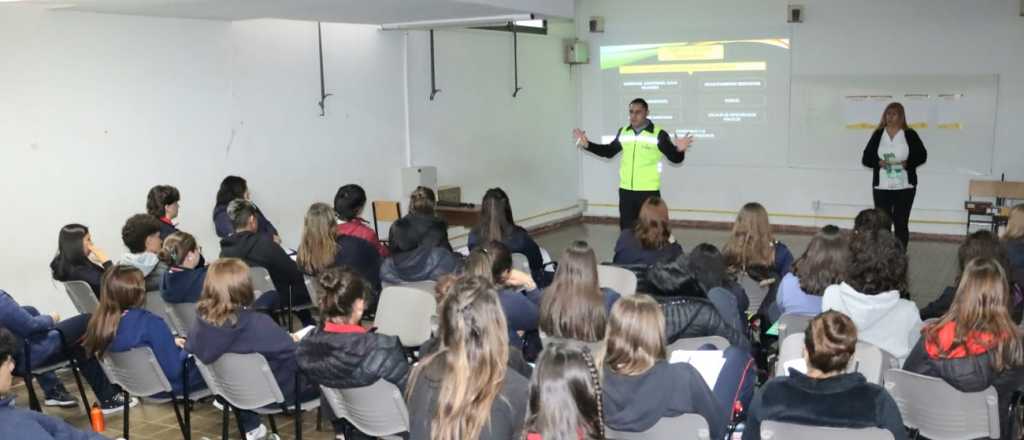 Luj&aacute;n capacita j&oacute;venes para que obtengan su carnet de conducir