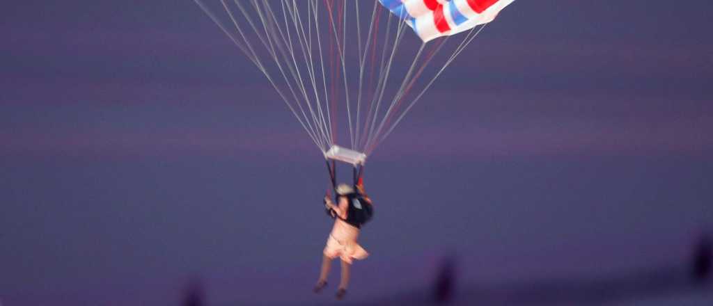 El día que la reina Isabel II saltó en paracaídas con James Bond