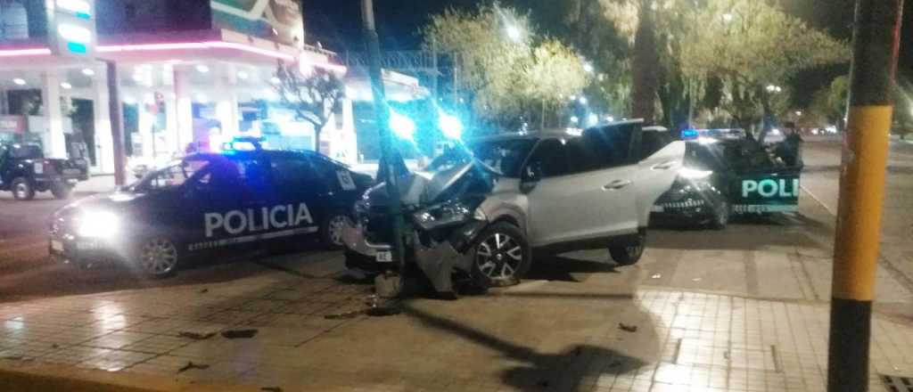 Ten&iacute;a pedido de captura, hu&iacute;a en un auto robado y choc&oacute; en Guaymall&eacute;n