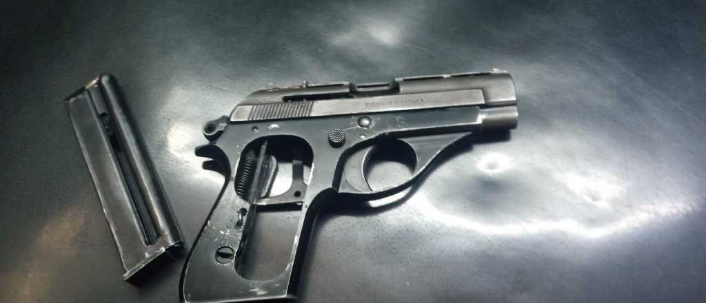 Motochorros lo hirieron de bala en Ciudad pero logr&oacute; robarles el arma